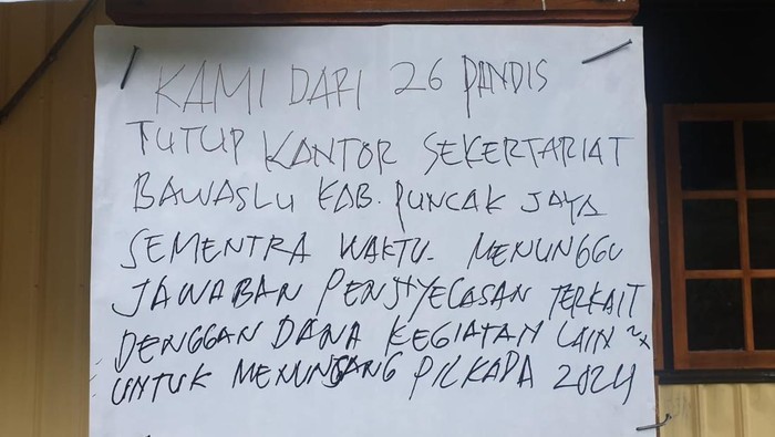 Pengawas tingkat distrik (Pendis) di Kabupaten Puncak Jaya, Papua Tengah, menyegel kantor Bawaslu Puncak Jaya.