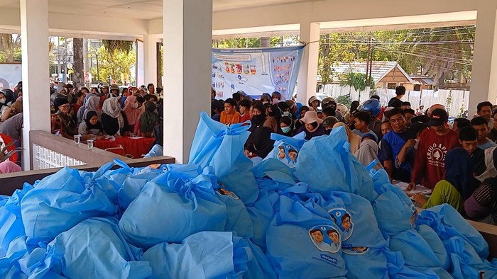 Relawan Gibran Sulbar adakan tebus 1.000 paket sembako murah. Dokumen Istimewa