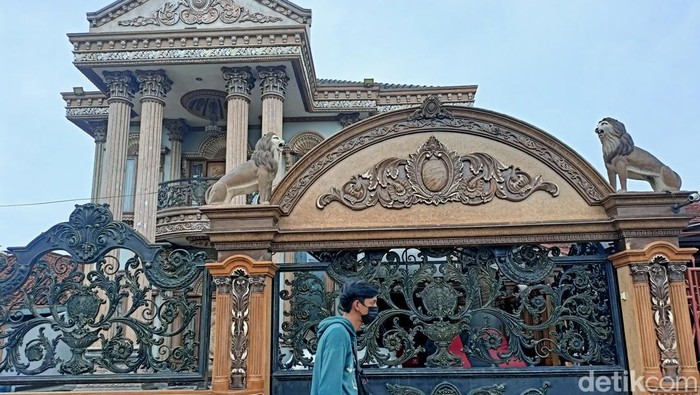 Rumah mantan Kades Sungai Ketupak yang viral rayakan ultah mewah anaknya di Palembang.
