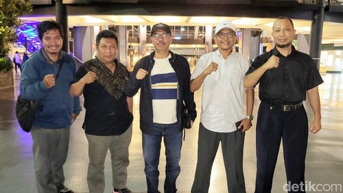 Sejumlah alumni Universitas Mataram (Unram) yang tergabung dalam Komite Penyelamat Pemilu Jurdil dan Bermartabat.