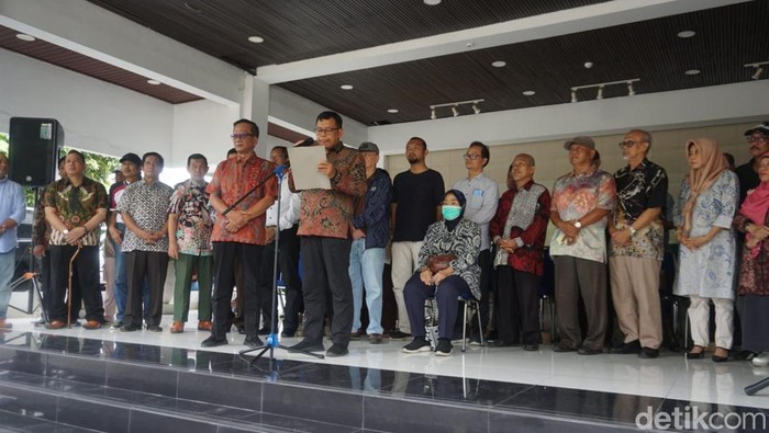 Sejumlah Guru Besar Perguruan Tinggi se-DIY membacakan seruan tobat etika dan moral di kampus UII, Jalan Cik Di Tiro, Kota Jogja, Sabtu (3/2).