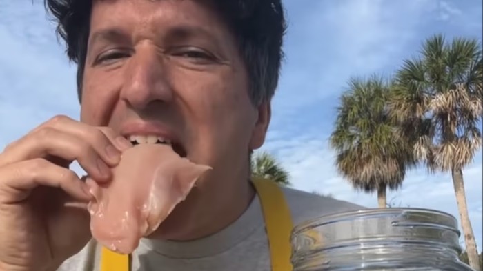 Selebgram Ini Dikecam Dokter Usai Unggah Video Makan Ayam Mentah