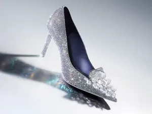 Jimmy Choo Rilis Sepatu Cinderella Berlapis Kristal, Harganya Rp 82 Juta