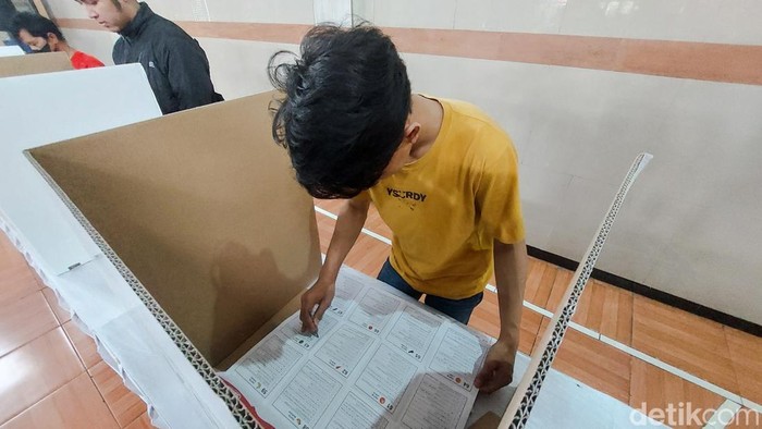 Simulasi pencoblosan surat suara Pemilu 2024 di Cimahi, Sabtu (3/2/2024).