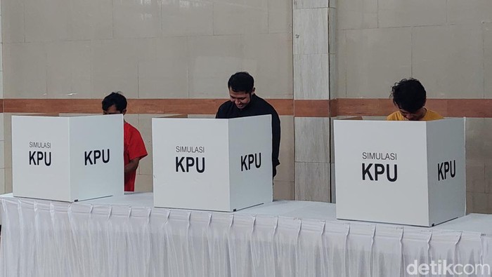 Simulasi pencoblosan surat suara Pemilu 2024 di Cimahi, Sabtu (3/2/2024).