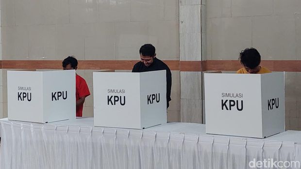 Simulasi pencoblosan surat suara Pemilu 2024 di Cimahi, Sabtu (3/2/2024).