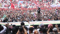 Aksi Kotak disambut meriah massa.