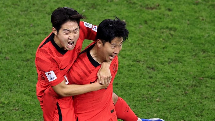 Soccer Football - AFC Asian Cup - Quarter Final - Australia v South Korea - Al Janoub Stadium, Al Wakrah, Qatar - February 2, 2024 South Koreas Son Heung-Min celebrates scoring their second goal with Lee Kang-In REUTERS/Thaier Al-Sudani