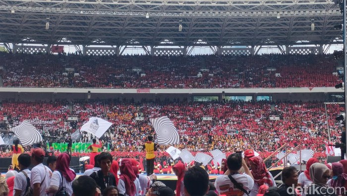 Suasana kampanye akbar Ganjar-Mahfud di Stadion Utama GBK.