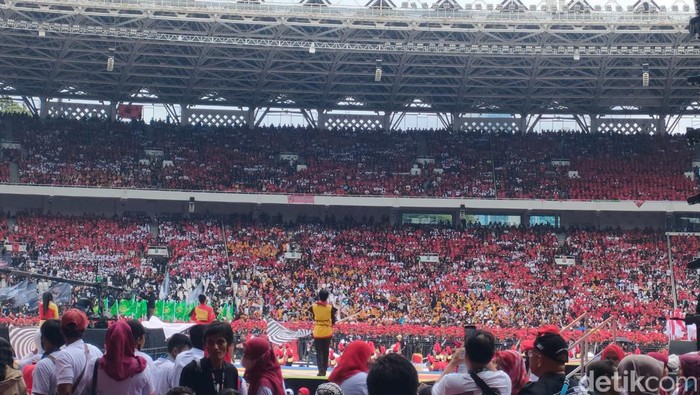 Suasana kampanye akbar Ganjar-Mahfud di Stadion Utama GBK.