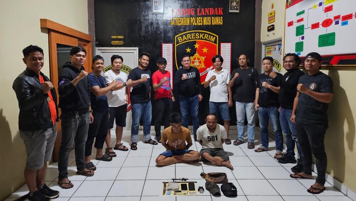 Tampang kedua pelaku pembobol bengkel tampal ban saat berhasil diamankan Polres Musi Rawas.