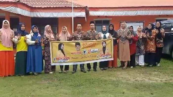 Tangkapan layar video viral oknum kades deklarasi mendukung caleg di Rokan Hilir, Riau. (Dok Istimewa)