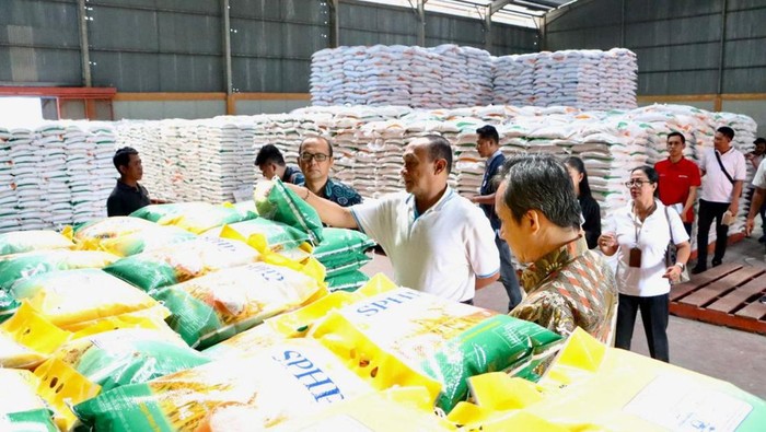 Tim Pengendalian Inflasi Daerah (TPID) Kota Denpasar menggelar pemantauan stok beras Bulog di gudang Bulog Sempidi, Badung, Bali Jumat (2/2/2024). (Pemkot Denpasar)
