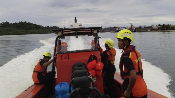 Tim SAR melakukan pencarian terhadap seorang pencari gurita yang hilang di perairan Mentawai. (Humas SAR Mentawai)