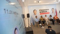 Koordinator Media Digital TKN Prabowo-Gibran, Noudhy Valdryno; Lead Researcher Indonesia Food Security Review Dian Yunita; Direktur Indonesia Food Security Review Dewa Made Agung; Head of Digital Campaign Golkar Institute, Dara Nasution dan Community Nutrition Ikeu Tanziha MS saat menjadi narasumber talkshow di Media Center TKN, Jakarta, Sabtu (3/2/2024).