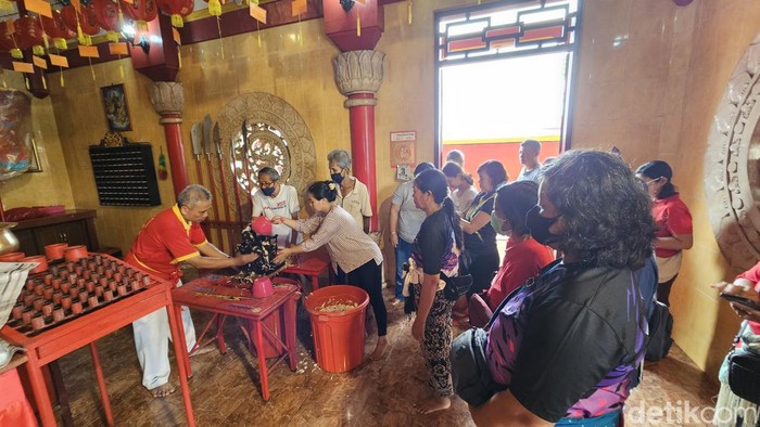 Tradisi nyuginin di Klenteng Zong Yi Miao, Klungkung, Sabtu siang (3/2/2024). (Putu Krista / detikBali)