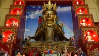 Pekerja membersihkan rupang atau patung dewa di Vihara Satya Buddha Visudhi Marga, Medan, Sumatera Utara, Sabtu (3/2/2024). Tradisi tersebut dilakukan sebagai simbol kembali suci dalam segala aspek kehidupan untuk menyambut Tahun Baru China atau Imlek 2575 pada 10 Februari 2024 mendatang. ANTARA FOTO/Fransisco Carolio/nz
