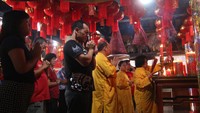 Umat Tri Dharma melakukan sembahyang Song Sen di Klenteng Tjoe Hwie Kiong, Kota Kediri, Jawa Timur, Sabtu (3/2/2024). Sembahyang yang dilakukan sepekan sebelum Imlek tersebut bertujuan mengantarkan dewa-dewi ke langit agar mengabarkan perbuatan baik umat selama setahun kepada yang kuasa. ANTARA FOTO/Prasetia Fauzani/nz