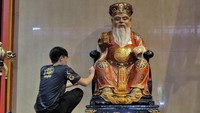 Warga Tionghoa membersihkan patung dewa di klenteng Liong Hok Bio Magelang, Jawa Tengah, Sabtu (3/2/2024). Kegiatan membersihkan Rupang atau patung dewa dan berbagai kelengkapan alat ibadah dalam rangkaian menyambut Tahun Baru Imlek 2024/2575 yang merupakan tahun Naga Kayu. ANTARA FOTO/Anis Efizudin.