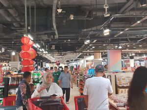 Murah Meriah, Sandal di Transmart Full Day Sale Diskon hingga 75%