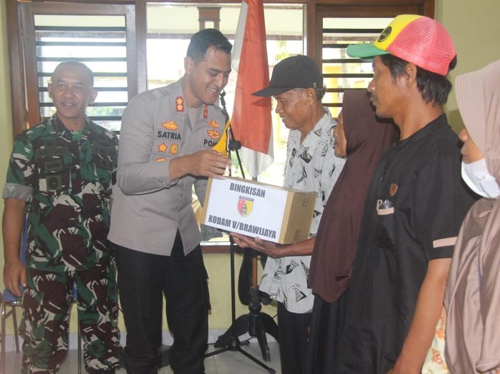 Warga Magetan Dapat Bingkisan Gizi Dari TNI-Polri