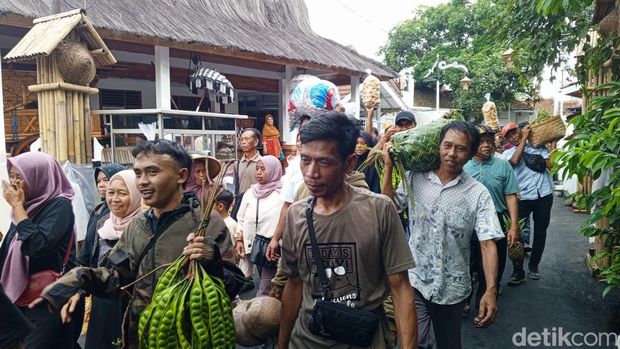 Warga Majalengka temui Dedi Mulyadi di Subang sambil bawa hasil panen, Sabtu (3/2/2024).