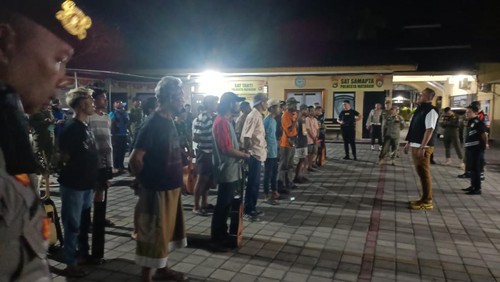 25 orang gepeng serta jukir ilegal di Kota Mataram diamankan polisi.