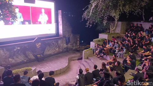 Acara nobar oleh DPD GMNI Bali dan para mahasiswa dari berbagai kampus di Taman Lumintang, Denpasar, Minggu (4/1/2024).