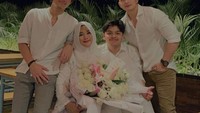 Selain itu, lewat Instagramnya, Aditya Surya kerap membagikan momen kulineran bareng keluarganya, seperti momen hari ibu ini. Foto: Instagram @adityaspratama