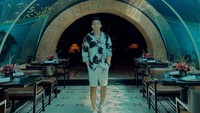 Terakhir ada momen Aditya Surya ketika makan di restoran bawah laut. Terlihat ikan-ikan kecil yang berenang di sekeliling restorannya.  Foto: Instagram @adityaspratama