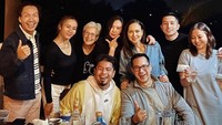 Ada juga keseruan Aditya Surya ketika nongkrong bareng teman-temannya di Puncak. Terlihat ada Ira Wibowo dan Ari Wibowo ikut bergabung di sana. Foto: Instagram @adityaspratama