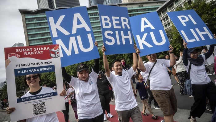 Massa dari Transparency International Indonesia melakukan aksi pilih yang bersih saat berlangsungnya Hari Bebas Kendaraan Bermotor (HBKB) di kawasan Bundaran HI, Jakarta, Minggu (4/2/2024). Aksi tersebut untuk mengajak masyarkat agar memilih peserta Pemilu 2024 yang bersih. ANTARA FOTO/Aprillio Akbar/Spt.