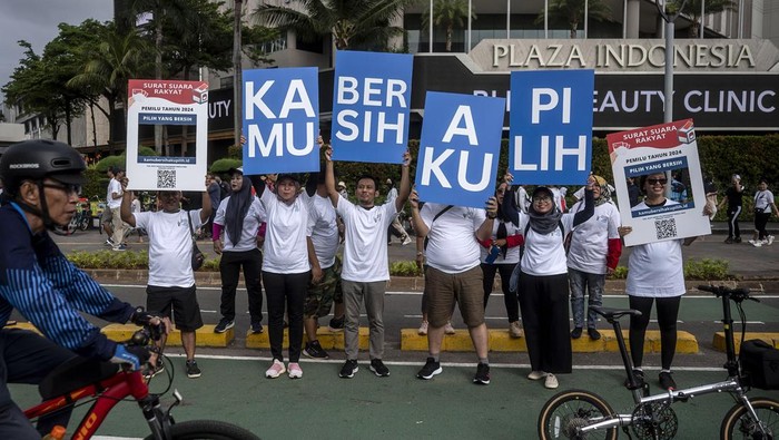 Massa dari Transparency International Indonesia melakukan aksi pilih yang bersih saat berlangsungnya Hari Bebas Kendaraan Bermotor (HBKB) di kawasan Bundaran HI, Jakarta, Minggu (4/2/2024). Aksi tersebut untuk mengajak masyarkat agar memilih peserta Pemilu 2024 yang bersih. ANTARA FOTO/Aprillio Akbar/Spt.