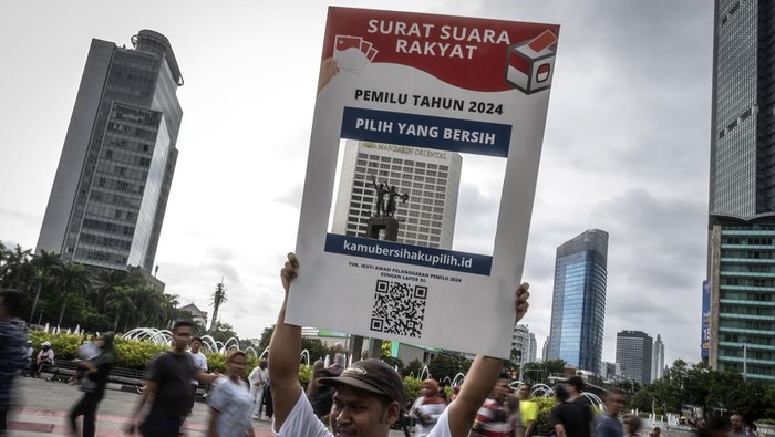 Massa dari Transparency International Indonesia melakukan aksi pilih yang bersih saat berlangsungnya Hari Bebas Kendaraan Bermotor (HBKB) di kawasan Bundaran HI, Jakarta, Minggu (4/2/2024). Aksi tersebut untuk mengajak masyarkat agar memilih peserta Pemilu 2024 yang bersih. ANTARA FOTO/Aprillio Akbar/Spt.