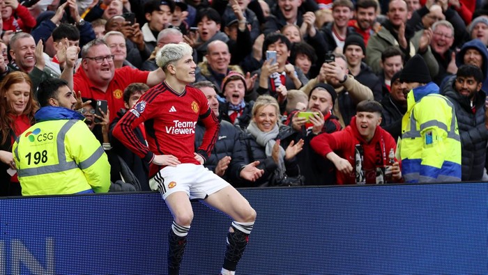 MANCHESTER, ENGLAND - FEBRUARY 04: Alejandro Garnacho of Manchester United celebrates scoring his teams first goal during the Premier League match between Manchester United and West Ham United at Old Trafford on February 04, 2024 in Manchester, England. (Photo by Clive Brunskill/Getty Images)