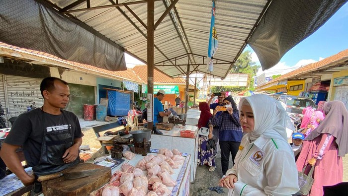 Anggota Komisi IX Nurhayati Effendi melakukan sidak ke Pasar Rajapolah Tasikmalaya.