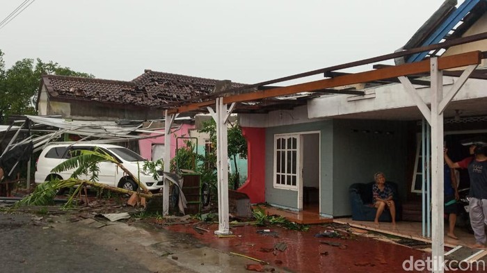 Angin kencang terjang Sidoarjo