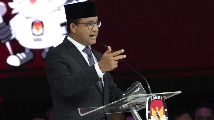 Presidential candidate Anies Baswedan speaks during the fourth presidential candidates debate in Jakarta, Indonesia Sunday, Feb. 4, 2024. The worlds third-largest democracy is scheduled to hold its legislative and presidential elections on Feb. 14. (AP Photo/Tatan Syuflana)