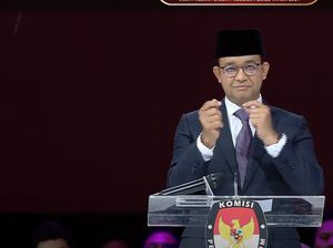 Gerakan Isyarat Anies di Awal Debat Capres Bikin Warganet Penasaran