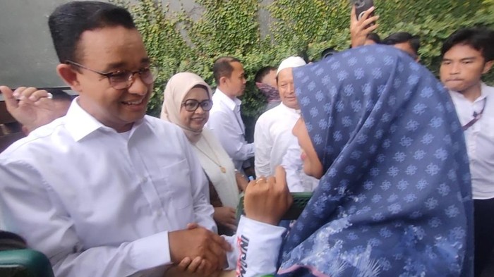 Anies diberi semangat tetangga jelang hadiri debat terakhir Pilpres 2024 (Dwi/detikcom)