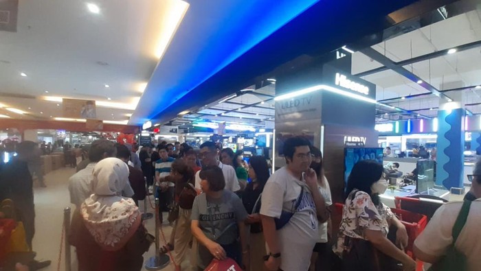 Antrean Pengunjung Beli Jeruk Rp 1 di Transmart