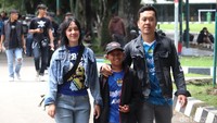 Keluarga ini kompak kenakan jersey Persib untuk menyaksikan pertandingan ini. (Foto: Wisma Putra/detikJabar)