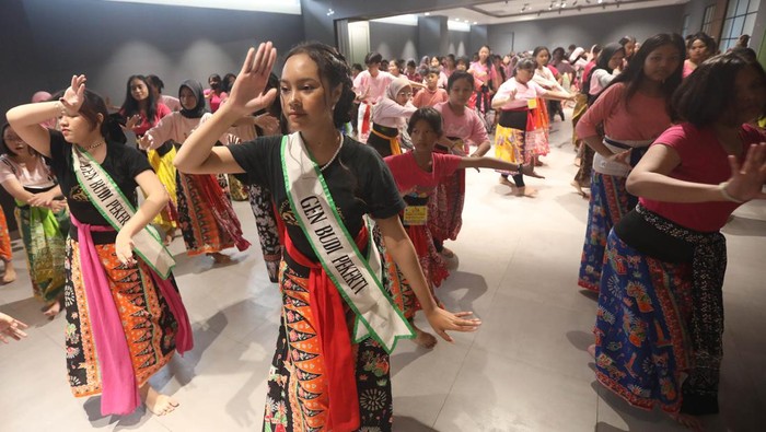 Memperingati Hari Kasih Sayang yang jatuh setiap bulan Februari, Belantara Budaya Indonesia membuka Sekolah Tari Tradisional Gratis Ke-19 di Pusat Kota Jakarta.
