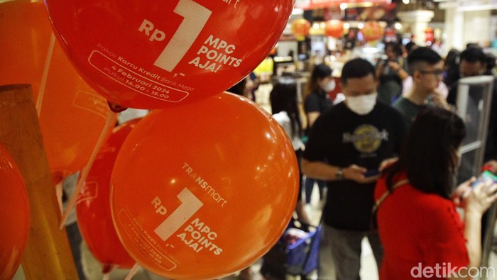 Wakil Direktur Utama Bank Mega Diza Larentie (berbaju coklat) menyapa nasabah di Transmart Central Park, Jakarta Barat, Minggu (4/1/2024) yang melakukan pembelian 2 kg jeruk ponkam seharga Rp 1 dengan penukaran 1 MPC poin kartu kredit Bank Mega. Program ini merupakan bagian dari kegiatan 'Bikin Jadi Pertama' yang memberikan customer experience seperti kuliner, nonton bareng, dan lainnya.