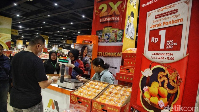 Wakil Direktur Utama Bank Mega Diza Larentie (berbaju coklat) menyapa nasabah di Transmart Central Park, Jakarta Barat, Minggu (4/1/2024) yang melakukan pembelian 2 kg jeruk ponkam seharga Rp 1 dengan penukaran 1 MPC poin kartu kredit Bank Mega. Program ini merupakan bagian dari kegiatan 'Bikin Jadi Pertama' yang memberikan customer experience seperti kuliner, nonton bareng, dan lainnya.