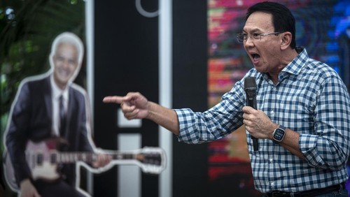 Basuki Tjahaja Purnama menghadiri acara deklarasi dukungan untuk Ganjar-Mahfud yang digelar Ahokers di Jakarta, Minggu (4/2/2024). Ahok Hadir dengan mengenakan kemeja kotak-kotak.