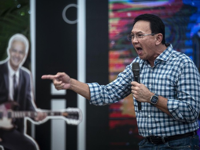 Basuki Tjahaja Purnama menghadiri acara deklarasi dukungan untuk Ganjar-Mahfud yang digelar Ahokers di Jakarta, Minggu (4/2/2024). Ahok Hadir dengan mengenakan kemeja kotak-kotak.