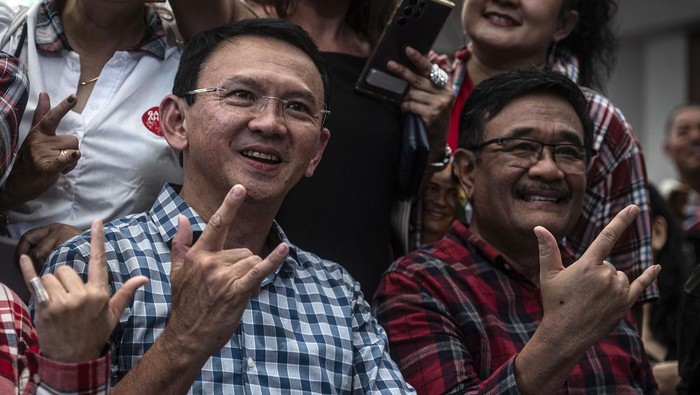 Basuki Tjahaja Purnama menghadiri acara deklarasi dukungan untuk Ganjar-Mahfud yang digelar Ahokers di Jakarta, Minggu (4/2/2024). Ahok Hadir dengan mengenakan kemeja kotak-kotak.