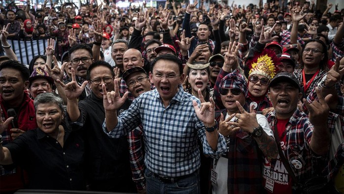 Basuki Tjahaja Purnama menghadiri acara deklarasi dukungan untuk Ganjar-Mahfud yang digelar Ahokers di Jakarta, Minggu (4/2/2024). Ahok Hadir dengan mengenakan kemeja kotak-kotak.