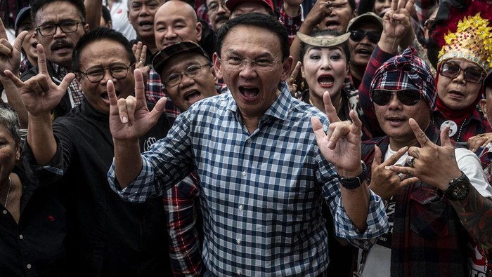 Basuki Tjahaja Purnama menghadiri acara deklarasi dukungan untuk Ganjar-Mahfud yang digelar Ahokers di Jakarta, Minggu (4/2/2024). Ahok Hadir dengan mengenakan kemeja kotak-kotak.